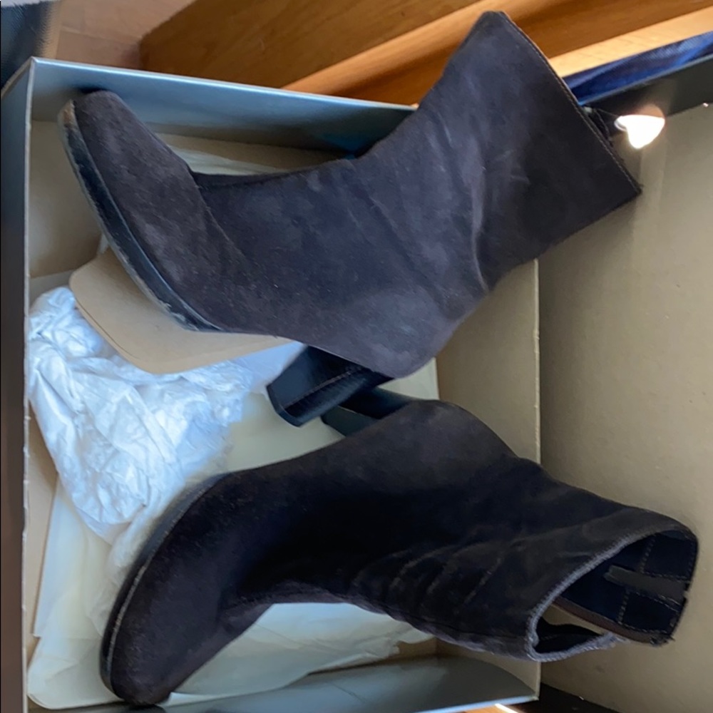Weather proof La Canadienne boots.